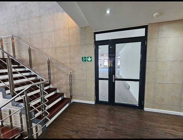 400M² OFFICE TO LET IN PLATTEKLOOF
